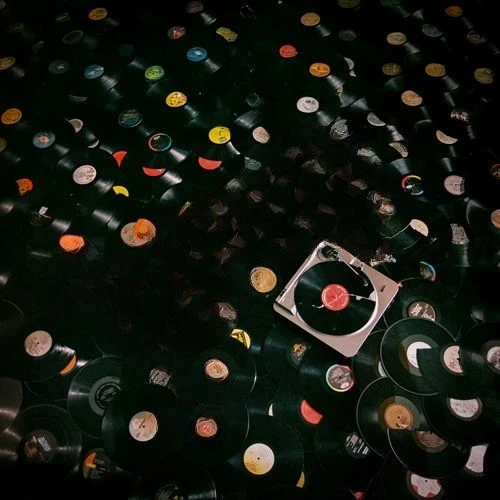 دانلود آهنگ Broken Record از Alemeda
