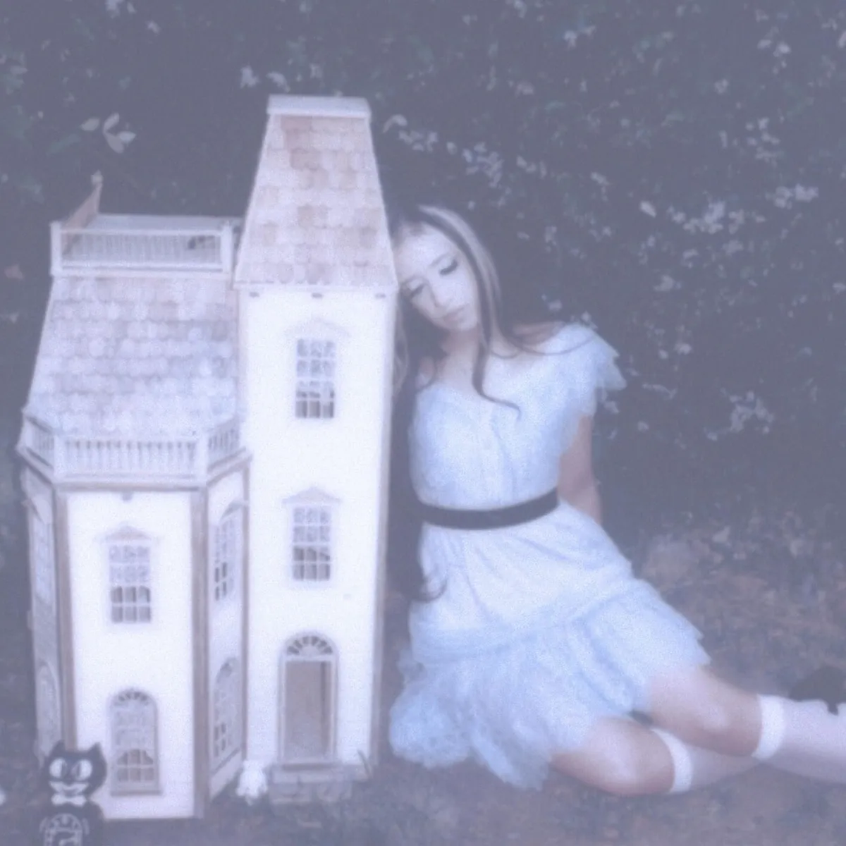 دانلود آهنگ Hallucination از Isabel LaRosa
