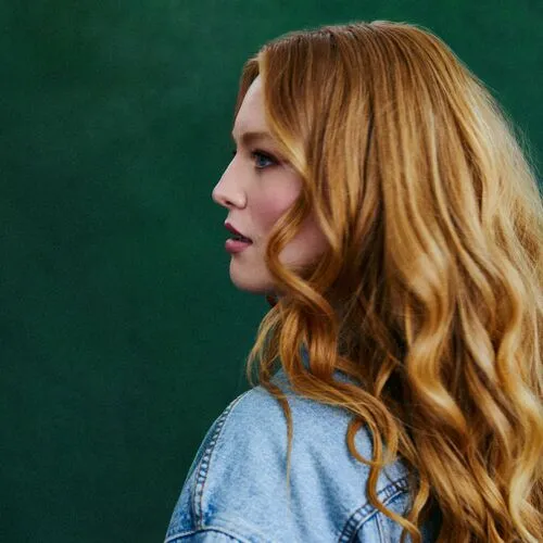 دانلود آهنگ Dancing in a Hurricane از Freya Ridings