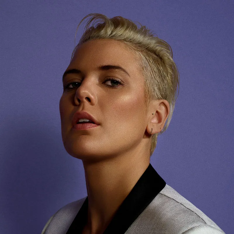 دانلود آهنگ Whisper از Betty Who