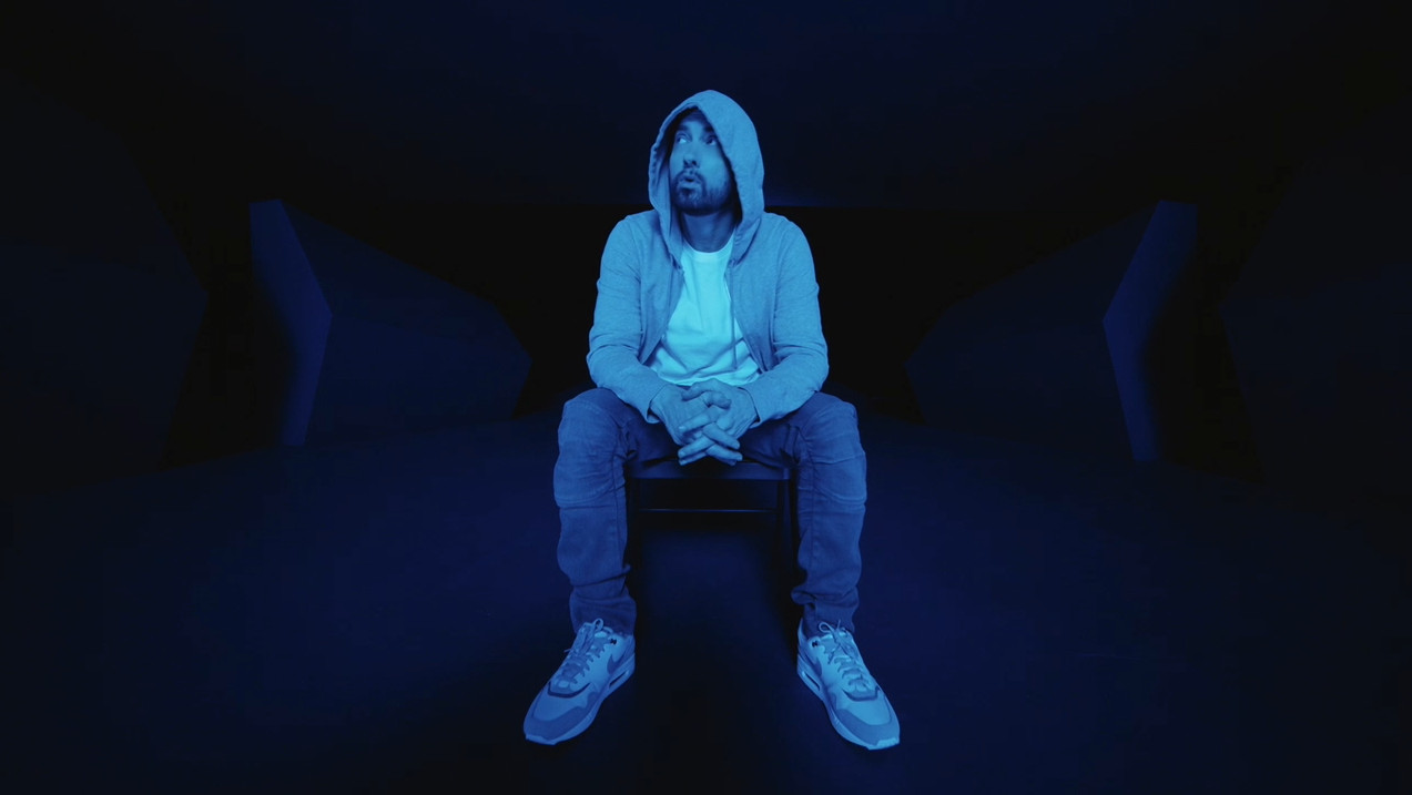 متن، ترجمه و تفسیر آهنگ Darkness از Eminem