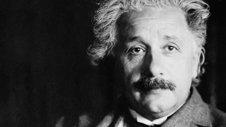 زندگی نامه آلبرت انیشتین، از بچگی تا دکترای فیزیک + عکس