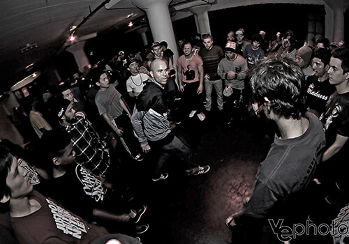 گروهی رپر در حال انجام سایفر